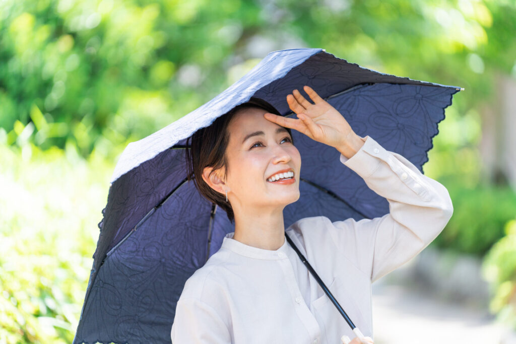 日傘をさす女性（紫外線対策・日焼け止め・UV