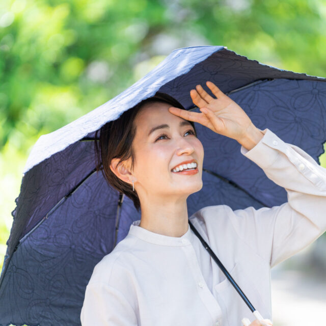 日傘をさす女性（紫外線対策・日焼け止め・UV